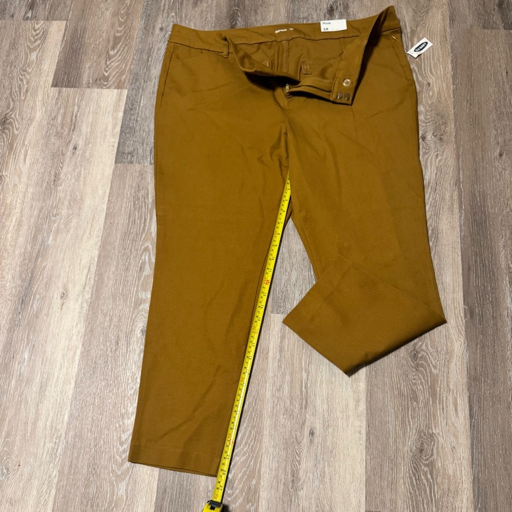 NWT- Women’s Cognac Pixie Ankle Pants - Size 18 - Old Navy